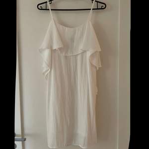 Säljer denna superfina vita klänning i strl 34/XS från MQs märke Zoul! Klänningen är fodrad, har smala axelband och en fin volang upptill som sträcker sig ned lite längs sidan💛 Den är i mycket gott skick, endast använd ett fåtal gånger💛
