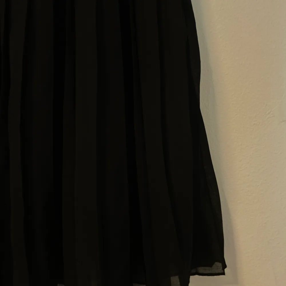 Kort svart kjol, perfekt till våren med en stickad tröja❣️ . Kjolar.