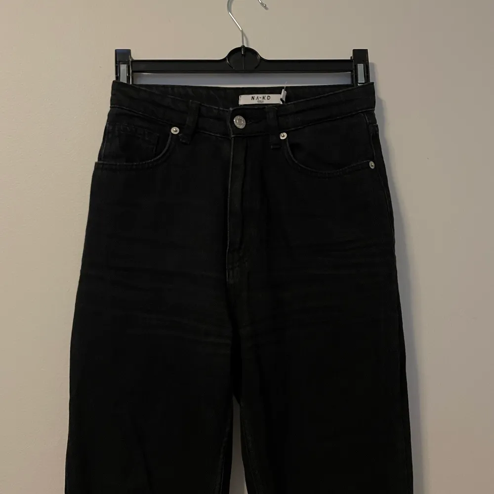 Svarta raka jeans från nakd, sitter bra på mig som är 167cm lång🖤. Jeans & Byxor.