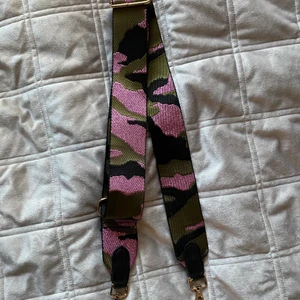 Camoflauge Väskband  - Så coolt väskband som är lite glittrigt och canouflage och rosa från Gina tricot. Nästan aldrig använt så det är som nytt. Nypris: 250kr men jag säljer för 99kr ❤️❤️