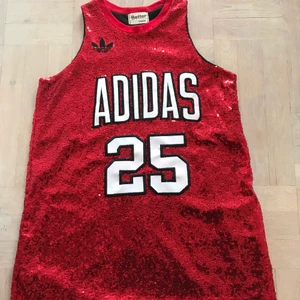 Adidas linne - Linne med paljetter och logga i lack. Ej äkta Adidas. Passar S/M.