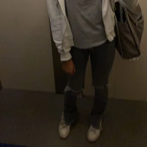 Zara jeans - Så snygga gråa zara jeans med slits och hål. Nypris 399kr och säljer för 199kr ❤️❤️ 