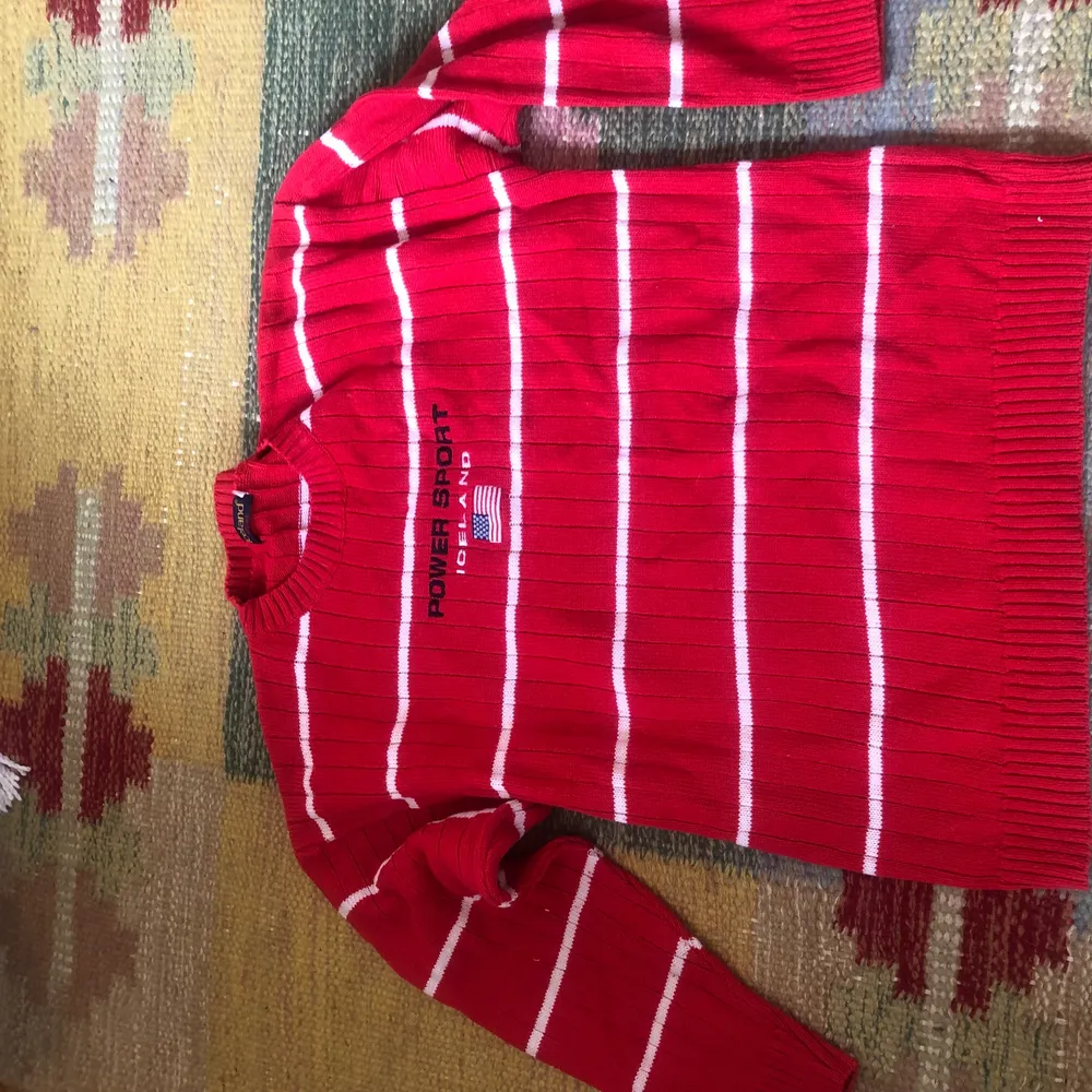 Vintage stickad tröja, röd med vita ränder. . Stickat.