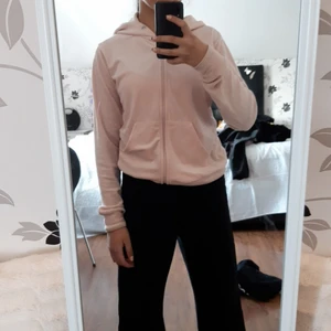 Mjuk kofta - Mjuk rosa kofta den har inte blivit så mycket använd och ser ut som ny 🌸