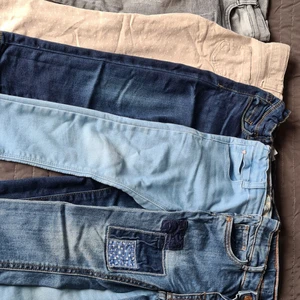5st. Barn jeans. 98/104.  - Super bra skick. Sällan använd. På H&M's står det storlek 92 men upplevs som 104. 