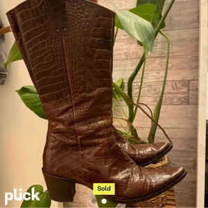 Cowboy boots - As snygga cowboy boots, köpte här på Plick men de var bara lite för stora, super fina å perfekta till kiol elr klänning. Lite slitning där fram men annars fina. 💞