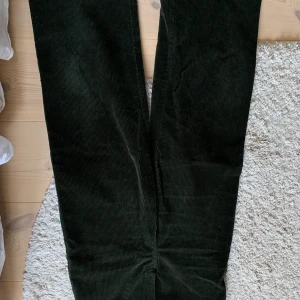 Mörkgröna manchesterbyxor - Mörkgröna manchesterbyxor från & Other Stories i strl 36. Suuper fina men har blivit för små för mig. Skicket är ”som nya!”💚 Nypris: 990kr