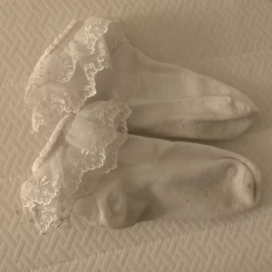 vita lace trim strumpor  - väldigt gulliga, har bara haft på mig en gång :) storleken är ungefär då det inte stod något när jag köpte de 