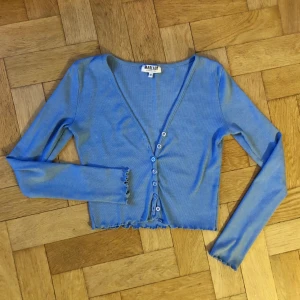 Söt cardigan  - Jättefin och galet skön/mjuk cardigan med lettuce hem. Sitter som en smäck och är väldigt smickrande för figuren