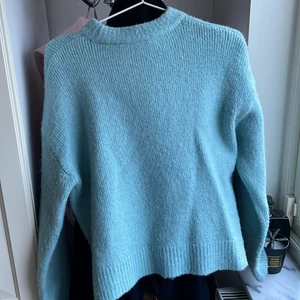 Stickad tröja - Säljer en stickad blå tröja från zara i storlek s. Finns också i gul. Använd få gånger och är i gott skick. Skriv vid intresse. Frakt står du för🤍