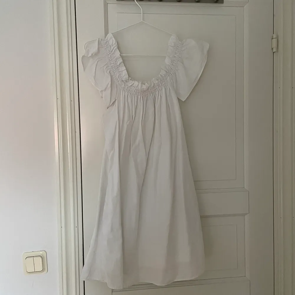 Hej! Säljer en vit klänning i storlek xs, men s-m funkar lika bra. Väldigt bra skick, med två osynliga fickor på varsin sida. Går att styla på olika sätt. Frakt står såklart du för🤍. Klänningar.
