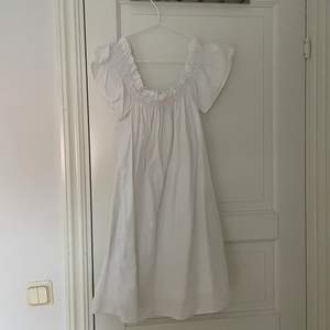 Hej! Säljer en vit klänning i storlek xs, men s-m funkar lika bra. Väldigt bra skick, med två osynliga fickor på varsin sida. Går att styla på olika sätt. Frakt står såklart du för🤍