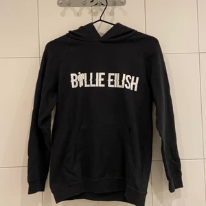 Billie Eilish Hoodie - Säljer en Billie Eilish Hoodie. Den är från Billies riktiga hemsida. Har andvänds några gånger men är ändå i bra skick. Jag säljer pga för liten och att den inte andvänds. Säljer för 170kr + frakt. Priset\annat kan diskuteras privat. 