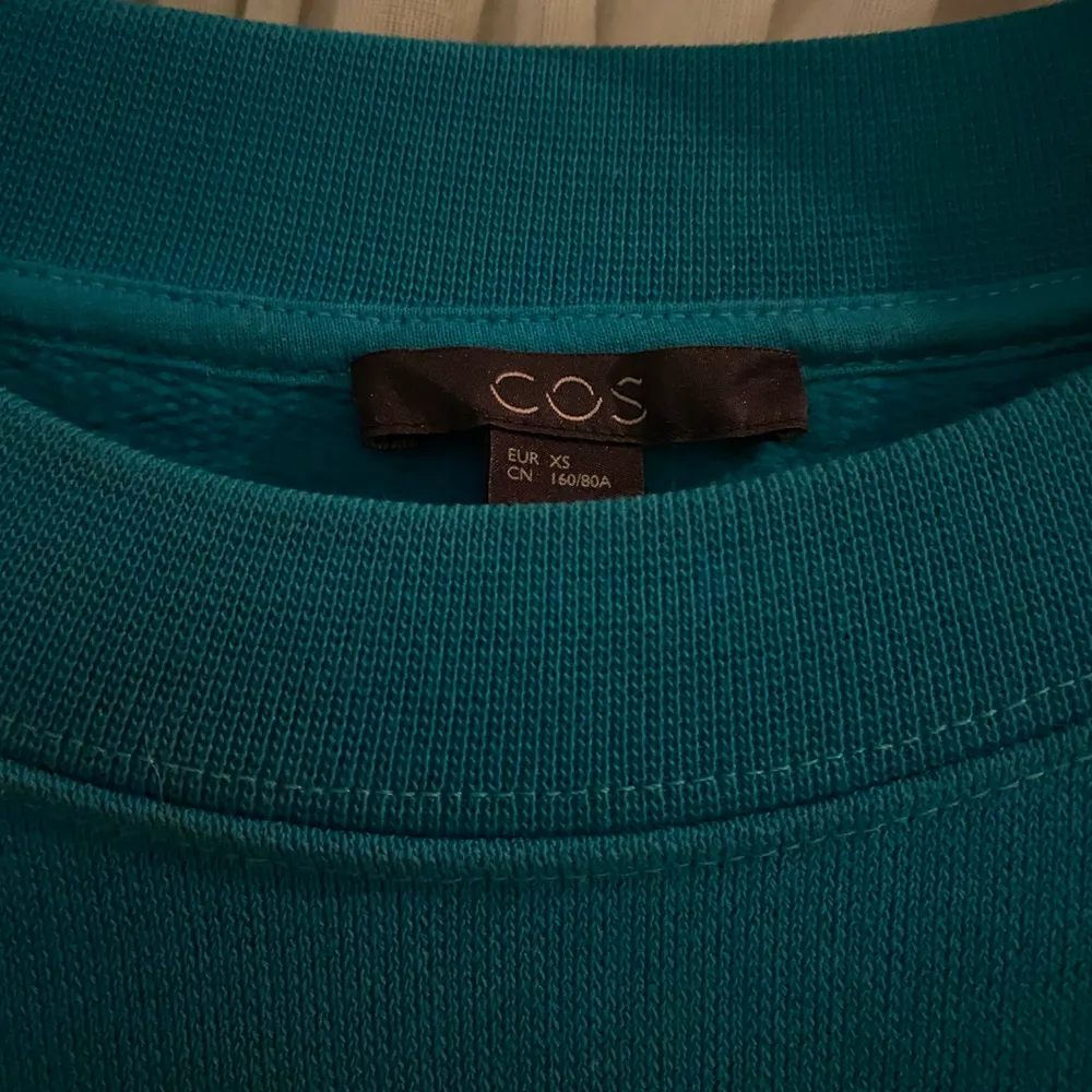 Jätte fin sweatshirt från Cos. Färgen är svår att fånga på bild men den är typ grön blå. Tröjor & Koftor.