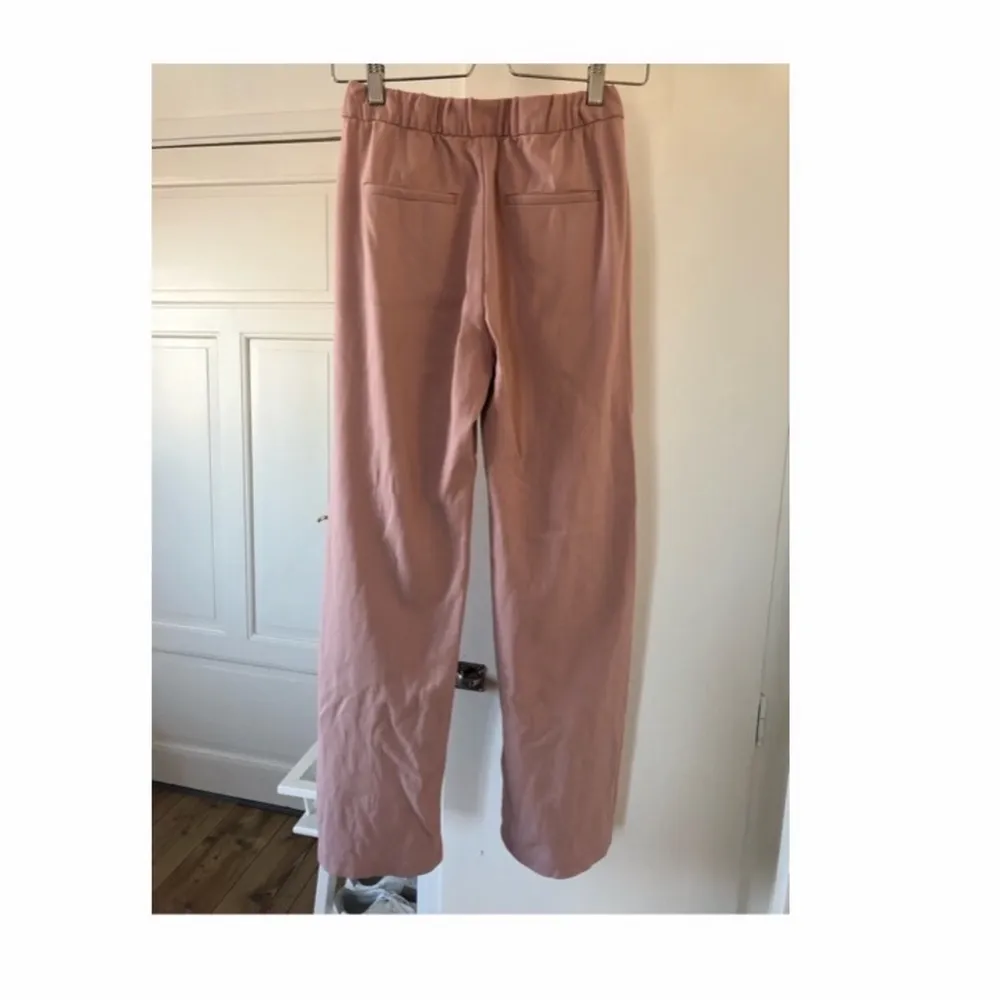 Jättesköna vida kostymbyxor från Lager 157! Storlek S. Så fin rosa färg. I bra skick och säljes då de är för korta för mig som är ca 172cm lång. Hör av er vid intresse. 💕. Jeans & Byxor.
