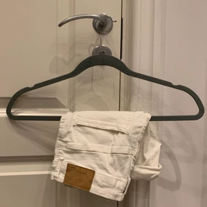 Vita shorts  - Vita shorts från Gina tricot i storlek S. 