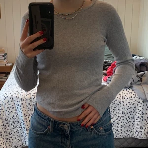 Brandy melville tröja - Superfin grå brandymelville tröja med jättefint mönster, knappt använd! Köparen står för frakt:)