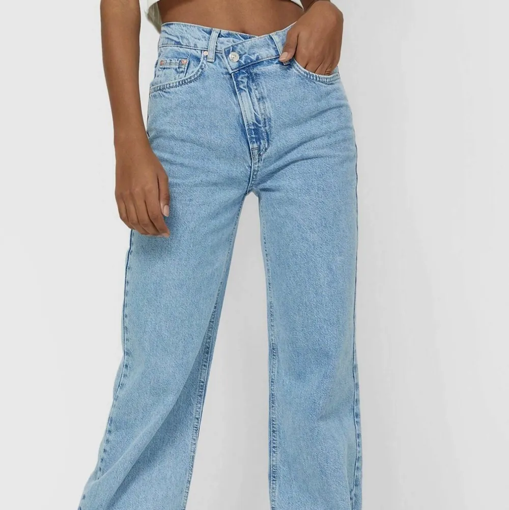 Säljer dessa ascoola jeans från stradivarius!! Helt oanvända med lappar kvar. Köpta för 359 kr men har aldrig använt då jag har andra jeans jag använder istället och de är något små🤍. Farkut & Housut.