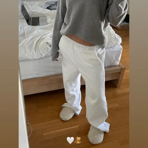 Mjukisbyxor - Jag driver just nu ett uf företag vid namnet terrysthlm som erbjuder ett loungewear set av återanvända hotelhandukat. Det är både en kort armad skjorta och ett par långa byxor. De kostar 449 kr per plagg. Gratis frakt för alla i Stockholmsområdet och 66 kr för de i resten av Sverige. Perfekt efter en varm dusch eller på stranden. Följ vår instagram @terrysthlm om ni vill beställa!!🧚‍♀️🧚‍♀️