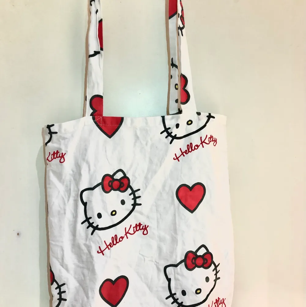 Tygpåse med Hello Kitty-motiv i nyskick. Inga fläckar eller linknande. Mått: bas ~27cm, höjd ~38cm. Bin price 150, annars högsta bud. . Väskor.