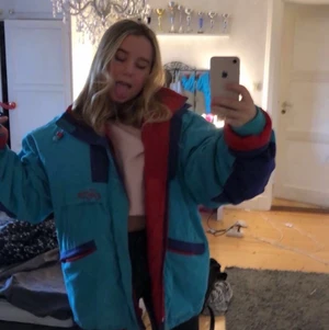 Jacka - Hej! Säljer den här skitcoola jackan, den är från secondhand 😇😇 Vet inte riktigt storlek men sitter oversized på mig som är S