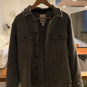 H&M Overshirt Wool Blend - Fin grå höstjacka, passar bra till höst och vår. Använd 1-2 gånger, nyskick. Priset på H&M ny är 700kr. 