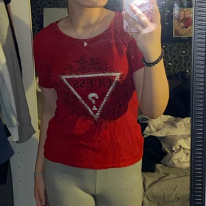 Röd guesströja  - En nästan orörd tröja, knappt använd. Väldigt skön och luftig t-shirt 