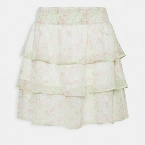 Volang kjol - Jättefin somrig volangkjol ifrån gina! Aldrig använt! Nypris 349 men säljer för 150 + frakt 55kr💕 storlek 34 men passar även 36!