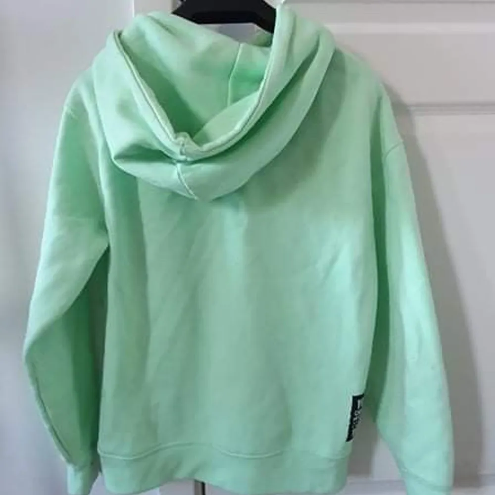 Mint grön hoodie med text storlek S. Hoodies.