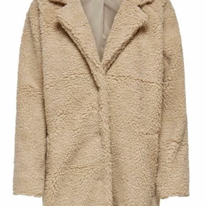 TEDDYJACKA - Säljer min teddyjacka då jag längre inte har användning för den! Passar prefekt till vår och höst (första bilden på modellen och andra på jackans färg). Jackan är enbart använden under halva vintern och är därför i nyskick. Kostade 559kr.                                                                                       Stl XS🤎 100kr (frakt tillkommer)