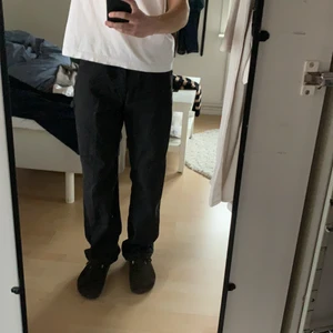 Svarta dickies carpenter pants - Svarta Dickies-snickarbyxor. Riktigt bra passform och allt sånt, men används för sällan. Storlek 34/34 men jag brukar ha 30/32 så de funkar då också.
