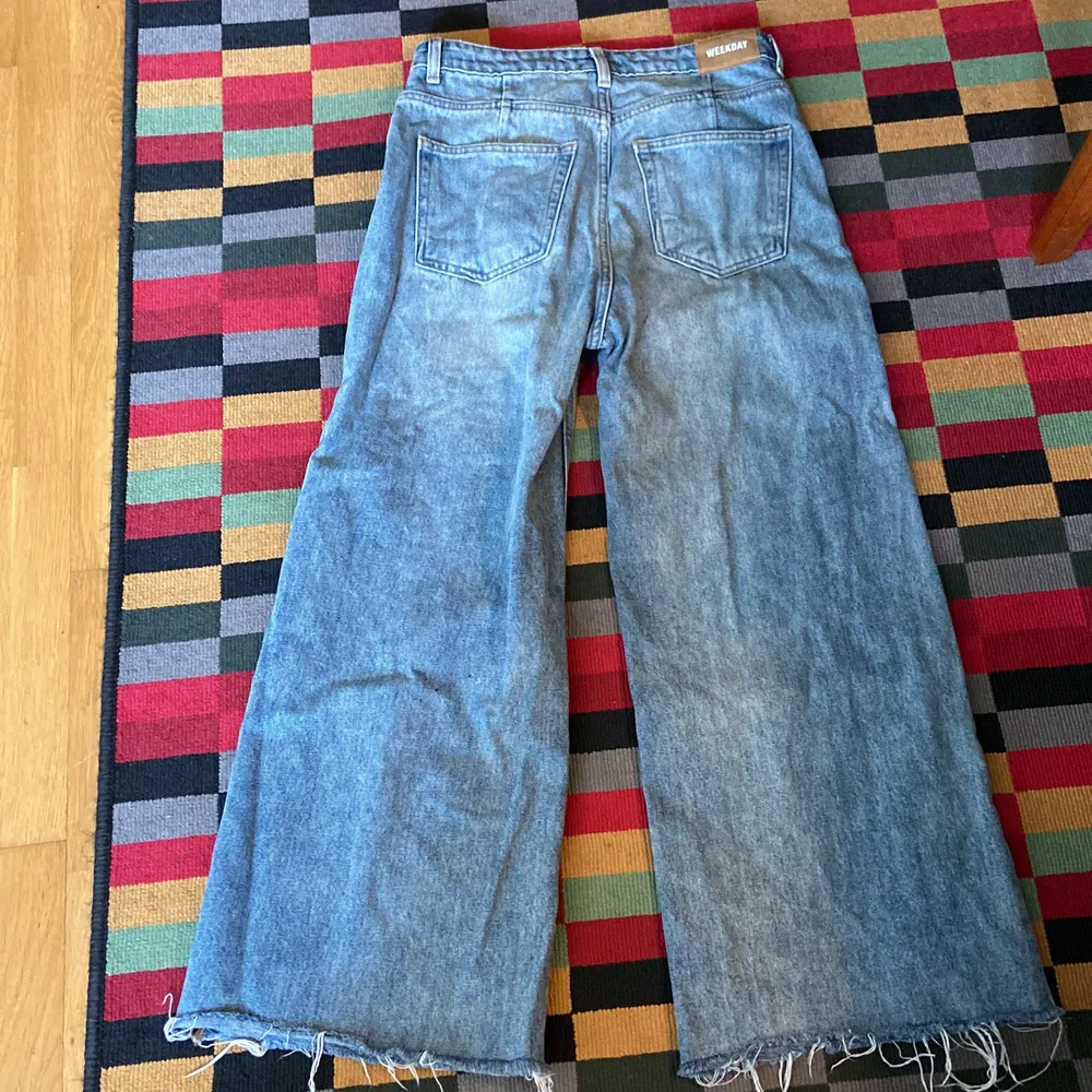 Weekday byxor super snygga baggy fit, nyskick andvända 3 gånger de längst ner på byxorna är modellen, säljs pga inte min stil, . Jeans & Byxor.