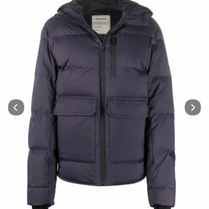 Zadig voltaire jacka - Helt ny Zadig Voltaire jacka! Helt oanvänd och kvitto finns! Den är en blandning mellan mörkblå och svart, men mera åt de mörkblåa hållet!😍 första och sista bilen är lånade från nätet. Hör av er om ni är intresserade😘