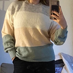 Tröja  - Fin tröja från h&m i storlek S! Använd men är i fint skick :)