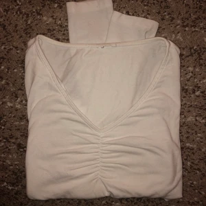 tröja - Vit tunn V-tröja från Hm. Långärmad, lite cropped, strl XS/S. Kontakta för mer info/fler bilder. Upphämtning i malmö samt leverans är tillgängligt, men vid leverans står köparen för frakten. 