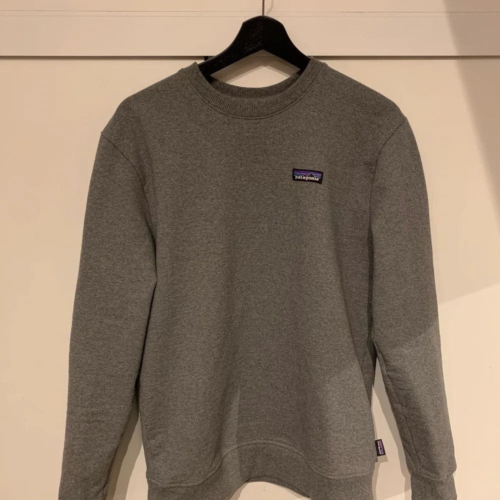 Patagonia sweatshirt i väldigt fint skick, knappt använd. Storlek Small, nypris 750kr. Tröjor & Koftor.