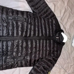 Stone island jacka  - Stone island jacka storlek xxl men den är liten i storlek  passar XL, L den är ungefär 3 år gammal har inte använt den så mycket den är använd 1 år men jätte fin jacka men den är för stor på mig OBS. Det finns ett litet hål men syns inte jättemycket. Dm för mer bilder 