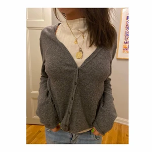 Kofta - Grå stickad kofta från united colors of Benetton 💜storlek M