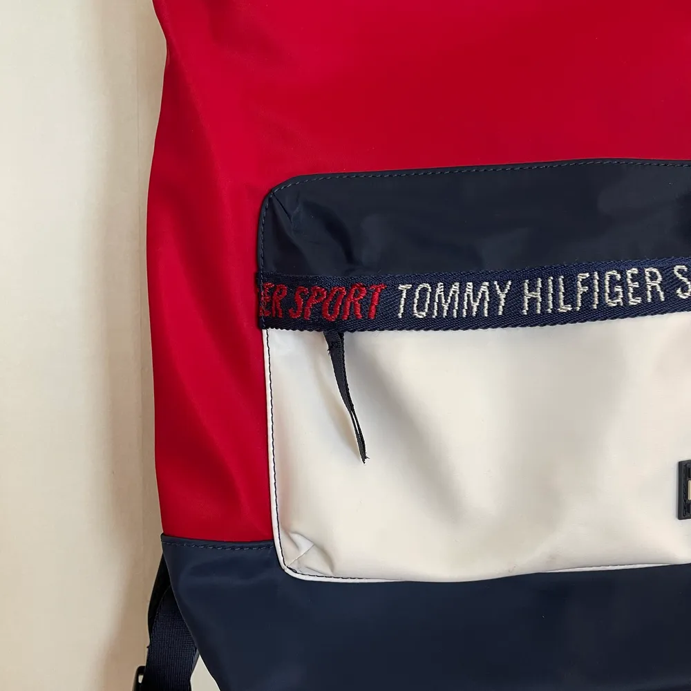 En ryggsäck från Tommy Holfiger (sport) köpt i USA får ca 3 år sen. Inte andvänds så jättemycket så i ganska fint skick 😘 skriv om ni vill ha fler bilder . Väskor.