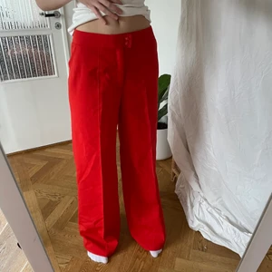 vintage byxor - 50/60-tals byxor i ull. fin röd/orange färg och superlånga! jag är 173cm och har fått sy upp dom, så det går att få de längre!:) sitter lågmidjat på mig som har w26 i låga byxor