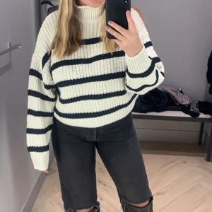 Fin randig tröja - Stickad randig tröja ifrån hm i jätte fint skick, andvänd 2 grr. Ny 300 kr. Buda😊