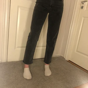 Lindex jeans storlek 34 - Ett par jeans som är av kvalite, väldigt stretchiga och höga i midjan. Sitter bra på dem flesta typerna.