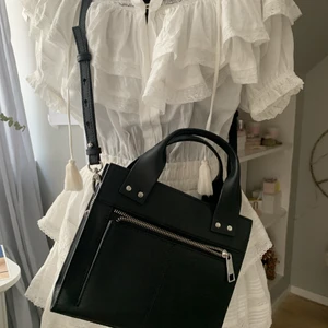 Väska - Väska från Wera köpt på Åhléns för något år sedan! Rymmer jättemycket och perfekt till skolan!! Köptes för ca 700kr💕💕