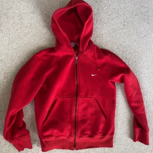 Nike hoodie - Storlek S och är true to size. Svår att få tag på därav säljer jag endast vid ett bra bud. Den har lite noppror