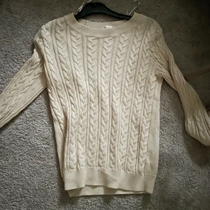 Tröja tillsalu 🤍Vit.  - Denna tröja är använd några gånger ja, men fortfarande i ett bra sick 👍🏻 Jag kan såklart skicka fler bilder! Obs! Köp direkt för 80kr+ 39 frakt (129kr)