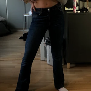 Jeans - Säljer mina as snygga mid rise jeans från Gina tricot som är utsvängda. Säljer då de ej kommer till användning, använda fåtals gånger och är i super bra skick. Har klippt av de då de var för långa på mig men ser ut som att dom är köpta så. Jag är ca 1,64 och dom är lite för långa på mig men skulle inte säga att det är någon fara. De är i storlek 32-34 men är ganska stretchiga. Hittade inte de på hemsidan så antingen är de slutsålda eller så finns de ej kvar att köpa💕köparen står för frakt!