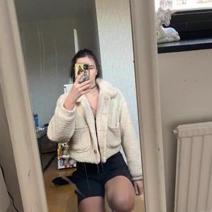 Vit/beige fluffig jacka!  - Vit/beige fluffig jacka storlek S/M