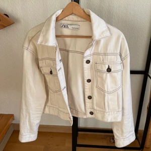 Jeans jacka zara - Jeans jacka från zara i strl M men passar mig som vanligtvis har S💖