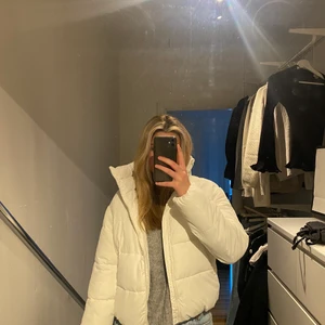 Vit puffer jacka - Säljer denna jacka som aldrig kommit till användning strl xs men passar xs-m😚 nypris 500kr 