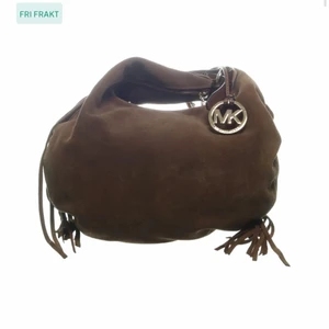 Vintage Michael Kors Väska - Säljer denna vintage Michael kors väska i mocka med fransar. Köpt för 650 säljer för 450kr.